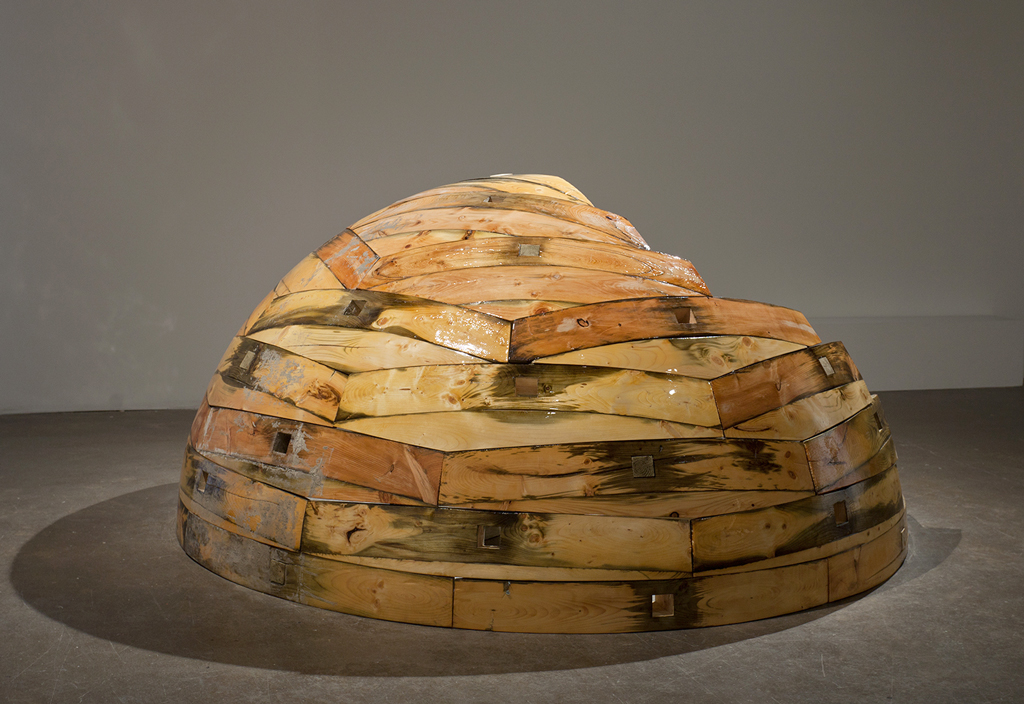 Sculpture de bois formant un dôme.