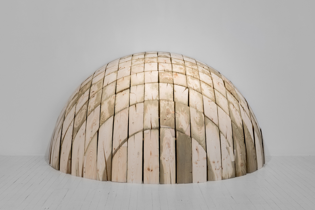 L'aire d'une sphère, sculpture de l'artiste François Mathieu. Elle se compose d'un amas de grosses poutres de bois traité qui ont été sculptées ensemble pour former un dôme.