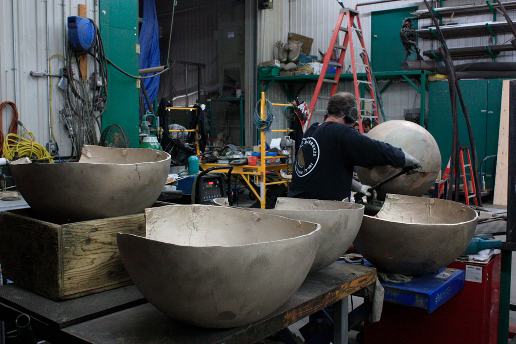 Des sphères de bronze de François Mathieu en cours de fabrication. Ces dernières ont été coulées en deux parties pour être assemblées par la suite.