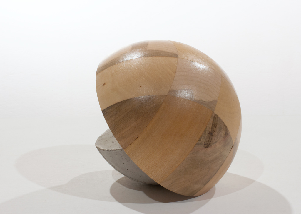 Sculpture ronde composée de bois et de béton haute-résistance.